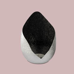 Schwarz-silberner Teelichtleuchter, 10 x 15 cm, aus Metall gefertigt, in zwei Sortierungen erhältlich.