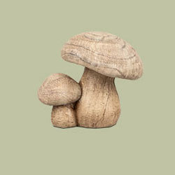 Zwei naturfarbene Pilz-Dekofiguren in verschiedenen Größen, herbstlicher Dekorationsartikel von formano.