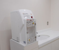 調乳用温水器（赤ちゃん用のミルクを適温で調乳するための温水器です）