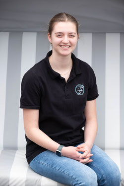 Emma, Aushilfe in Jup's Friesencafé