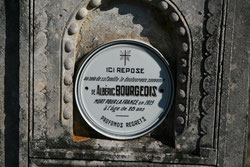 Charras d'Hier et d'Aujourd'hui - cimetière de Charras - 16 - ex-voto - porcelaine en forme d'assiette - tombe de la famille d'Albéric Bourgeois