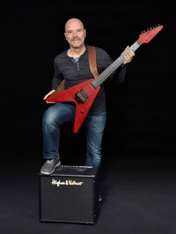 Roberto D’Agostini mit seiner V by GuitarZ