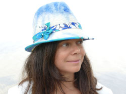 chapeau feutré à la main 
