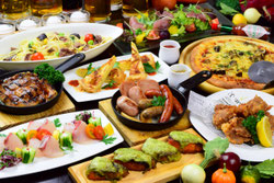 オーランドで楽しめるヨーロッパ料理レストランの食事。フレンチやイタリアンの定番であるピザ、パスタ、カルパッチョ、ソーセージなどが並び、記念日ディナーや特別な日の食事に最適。