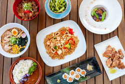 オーランドの日本食レストランで提供される料理。ラーメン、寿司、焼きそば、唐揚げ、枝豆、カレーライスなど、日本人に馴染みのある幅広い和食メニューを気軽に楽しめる。