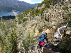 Je descends prudemment avec mes bâtons de randonnée au seul endroit au seul endroit où l'on peut traverser la cascade