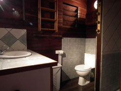 Salle de bain bungalow n°8 – douche, lavabo, WC, serviettes et tapis de bain fournis