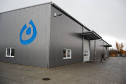 Lager der Werkstatt Eisleben. ein grauer Industriebau mit dem Logo der Lebenshilfe an der Fassade