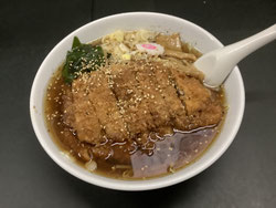 福生ラーメン　ポロ春です。福生駅近くにあるラーメン店です、こんぶ、ソーダガツオなどのだしを使った体に優しいスープが特徴です。メニューもボリュームも他の店より多いのが自慢です。米軍横田基地が近く、米国人のお客様もいらっしゃいます。英語の対応もドル払いもOKです。