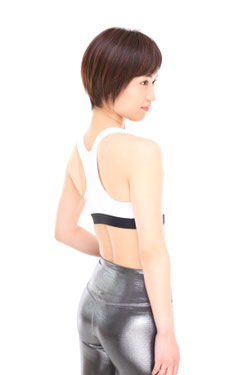 朝霞の女性専用パーソナルジム「ラナンキュラスボディ」代表AYAKAが振り向く後ろ姿。正しい姿勢と歩行で女性の美しさを導くトレーナー。
