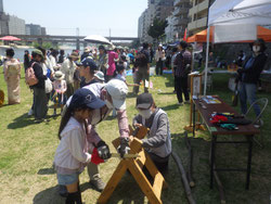 ノコギリで丸太を切ってワッペン作り