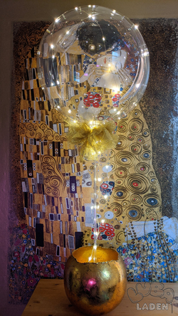 Glitzerballon mit LED Lichterkette in goldener Vase