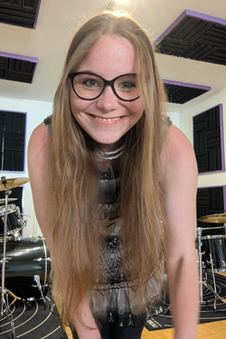 Schlagzeugerin Manu Holmer in Deggendorfer Musikschule