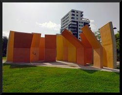 El jardín de Malilla tiene 70.000 metros cuadrados. Cuenta con 12.000 metros para los huertos urbanos, con acequias y albercas que le abastecen de agua.