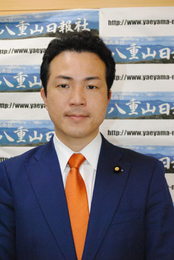 自衛隊配備計画をめぐり、八重山日報社でインタビューに応じた宇都参院議員=5日午前