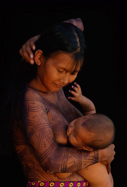 Asiatisch-Indigene Mutter stillt ihr Baby