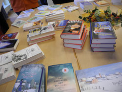 Tische mit verschiedenen Büchern zur Ansicht