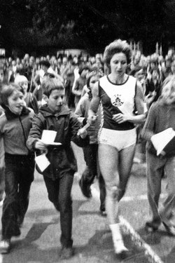Die zweifache Olympiasiegerin Annegret Richter umlagert von jungen Fans.