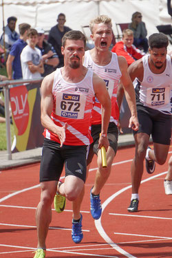 Saisonbestleistung zum Saisonhöhepunkt : Die beiden Sprinter Simon Heweling und Henry Vißer vom LAZ Rhede beim letzten Wechsel der 4 x 100-Meter-Staffel. (Archivfoto)