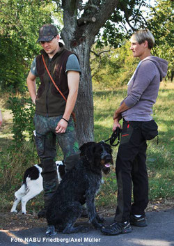 Revierverantwortliche Katrin Schäfer (re) und Michel Lauer mit ihren Jagdhunden