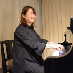 ピアノを演奏するもみじ先生