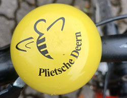 Grabstein in Form einer Amphore auf einem Friedhof