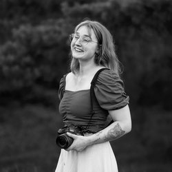 Selbstportrait von Fotografin Malina Bura mit ihrer Kamra in der Altmark