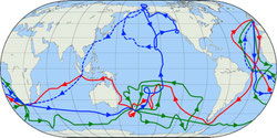 Los tres viajes del capitán Cook, en color rojo (primero), verde (segundo) y azul (tercero). la línea azul discontínua marca el recorrido posterior a su muerte. Fuente: Wikimedia