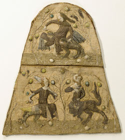 Aumônière trapézoïdale brodée d'être hybrides mi-humains, mi-animaux qui était portée à la ceinture par les hommes et les femmes, abbaye Saint-Michel de Saint-Mihiel