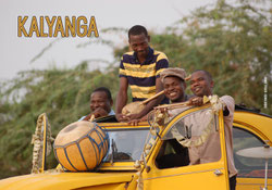 Les quatre membres souriants du groupe Kalyanga dans une 2 chevaux jaune