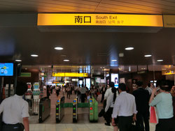 浜松町駅南口改札をでて、まっすぐ左に向かって進んでください