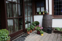 25 Dekorierter Hauseingang/Decorated front door