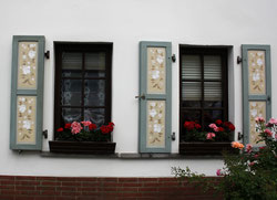 32 Fenster eines Altbaus/Windows of an old building