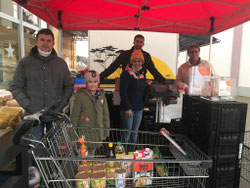 Jährlich veranstaltet die SPD Riegelsberg ihre Tafelaktion mit vielen fleißigen Helferinnen und Helfern, wie hier bei einer vergangenen Aktion v.l.n.r.: Dominik Blaes, Leonie Lehberger, Dr. Carolin Lehberger, Frank Schmidt und Armin Riebe