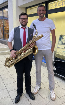Bildunterschrift: Bürgermeisterkandidat Frank Schmidt hat auf seiner Vereins-Tour seit Mai diesen Jahres fast alle Riegelsberger Vereine besucht. Hier zu sehen mit Niklas Schmidt, Vorstandsmitglied im Blasorchester Riegelsberg