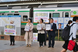 駅頭で募金箱を持って訴える３市議