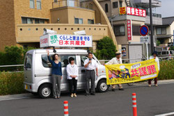 3市議が並んで訴える(左端が船橋市議)