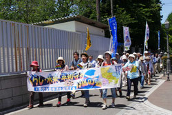 浦和駅に向かう「１３区の会」の隊列