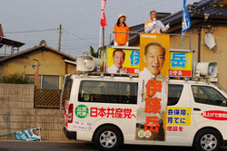 伊藤候補と司会の船橋市議(ベルク前)