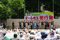 壇上で手を取り合う4野党の代表たち