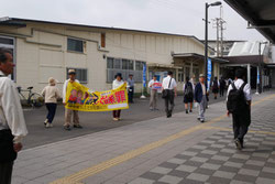 「共謀罪」リーフを配布する行動参加者