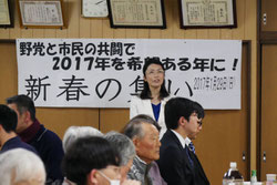 「集い」であいさつする船橋ゆき子市議