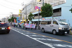 蓮田駅東口を通過する「平和大行進」