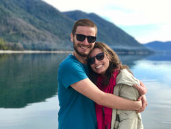 couple souriant au bord de lac avis thérapie de couple