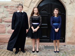 Pfarrerin Groß mit Helene Amlung und Emely Schuchardt