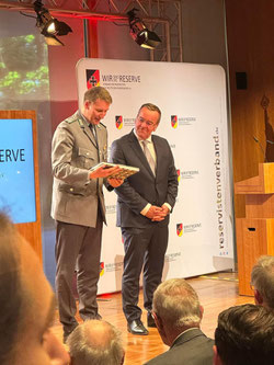 Ubergabe unseres Gesichter des Lebens Invistus Games Bildband beim Prlamentarischen Abend an Herrn Pistorius. 