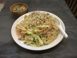 福生ラーメン　ポロ春です。福生駅近くにあるラーメン店です、こんぶ、ソーダガツオなどのだしを使った体に優しいスープが特徴です。メニューもボリュームも他の店より多いのが自慢です。米軍横田基地が近く、米国人のお客様もいらっしゃいます。英語の対応もドル払いもOKです。