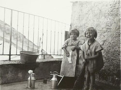 Mireille (à dr.) et sa soeur Denise sur la terrasse de Montmaur