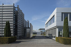 Vergleich zweier Aufnahmekombinationen bei einem Architekturmotiv. Foto: Klaus Schoerner