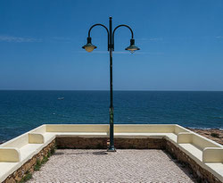 Sitzbänke an der Strandpromenade von Praja da Luz. Foto: Klaus Schoerner